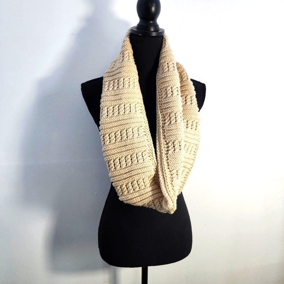 Source Unknown Accessories - Cream Knit Infinity Scarf.